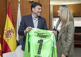 El alcalde, Luis Barcala, con la guardameta del FC Barcelona y la selección, Sandra Paños.