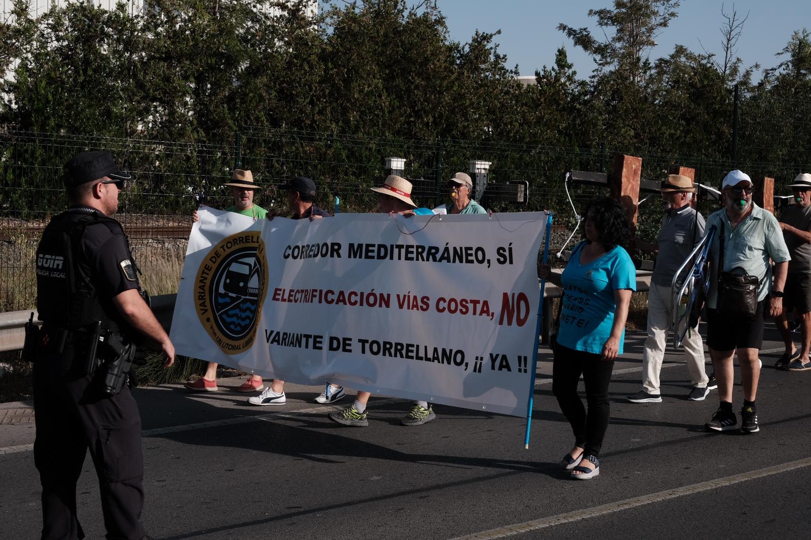 Las mejores imágenes de la manifestación por la variante de Torrellano