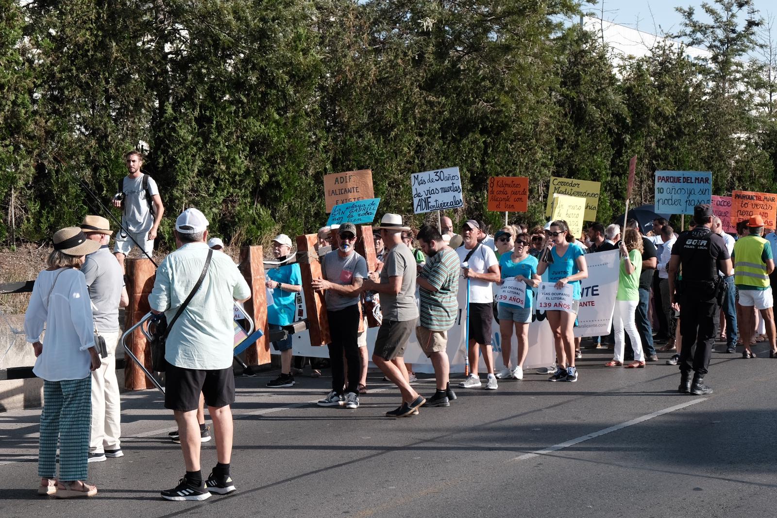 Las mejores imágenes de la manifestación por la variante de Torrellano