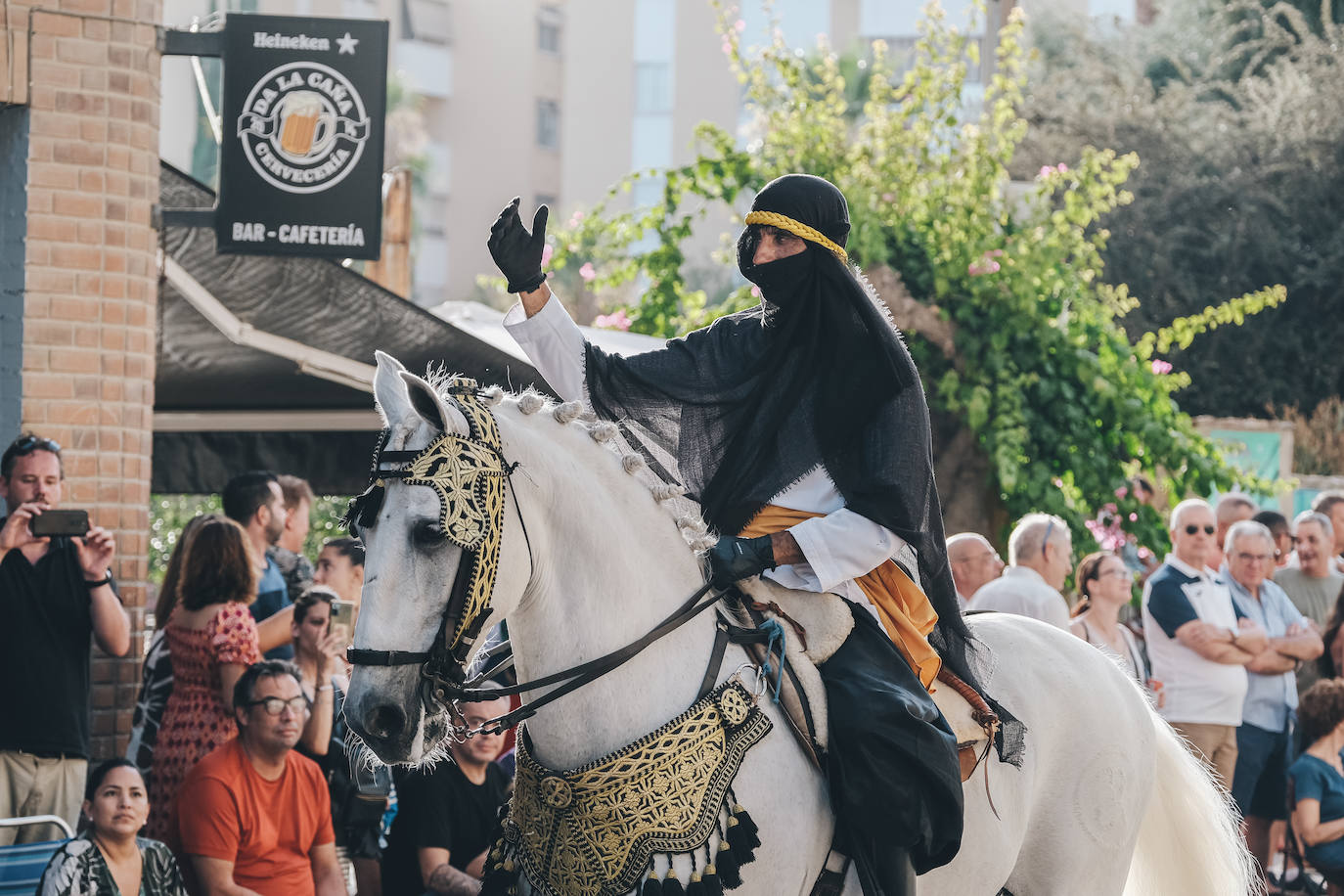 La Entrada Mora de San Blas deslumbra a los alicantinos