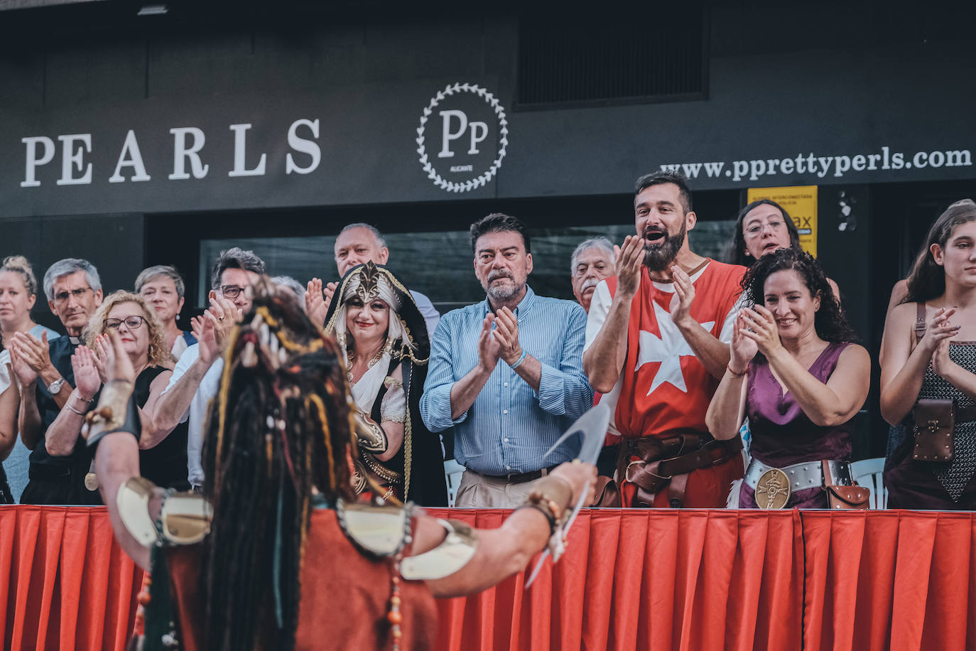 La Entrada Mora de San Blas deslumbra a los alicantinos