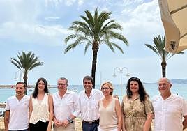 Carlos Mazón junto al próximo presidente de la Diputación de Alicante, Toni Pérez; la alcaldesa de Xàbia, Rosa Cardona; y afectados por la Ley de Costas.