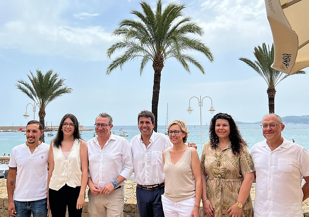 Carlos Mazón junto al próximo presidente de la Diputación de Alicante, Toni Pérez; la alcaldesa de Xàbia, Rosa Cardona; y afectados por la Ley de Costas.