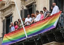 Despliegue de la bandera LGTBI en el Ayuntamiento de Alicante.