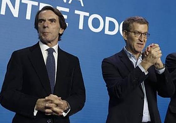 El líder del PP, Feijóo (c), en un acto junto a Aznar (i)