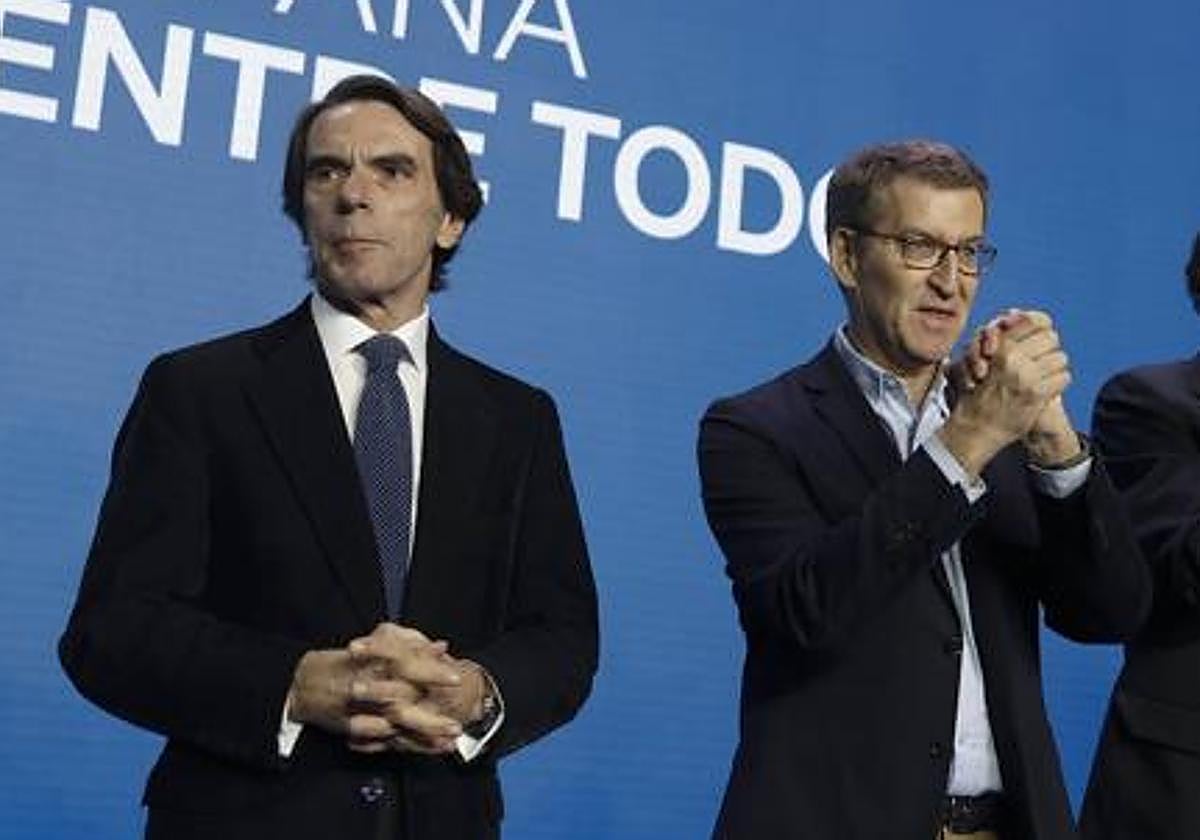 El líder del PP, Feijóo (c), en un acto junto a Aznar (i)