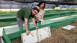 Rosmery Donaire y José María Verduzco en su granja helicícola de Elche.