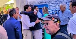 El alcalde de Alicante, Luis Barcala, y el presidente de la Diputación, Carlos Mazón, se abrazan a la entrada de Casa Mediterráneo.