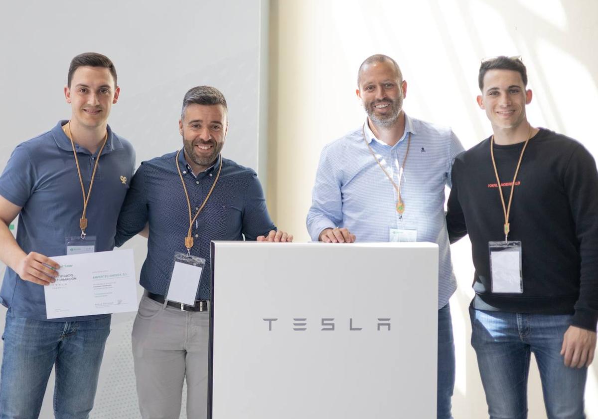 Equipo de Awergy y Bet Solar con el certificado de instalación proporcionado por Tesla.