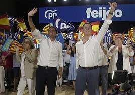 Carlos Mazón y Alberto Núñez Feijóo saludan desde el escenario, al finalizar el mitin de Alicante.