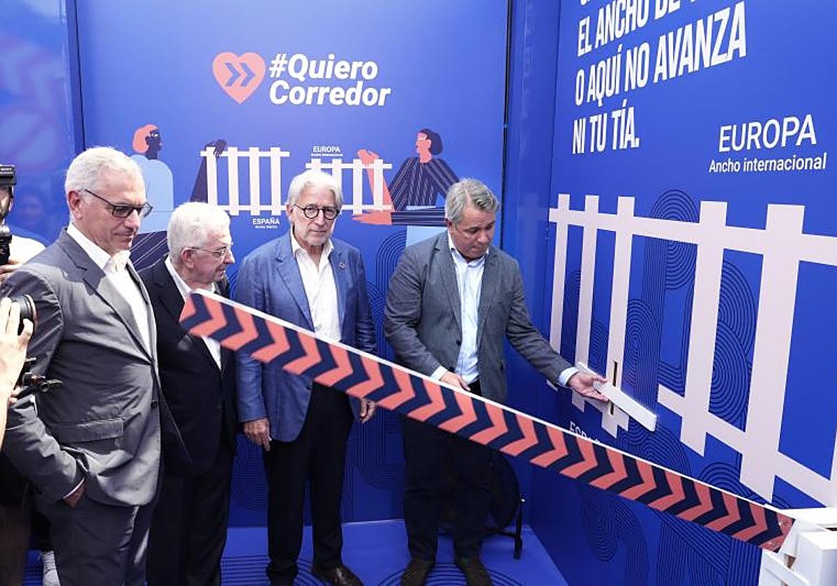 El secretario general de la Asociación Valenciana de Empresarios (AVE), Diego Lorente (d), el presidente de Fomento, Josep Sánchez Llibre (2d), y el presidente de Puig, Marc Puig (i), durante la acción reivindicativa del movimiento empresarial #QuieroCorredor en Barcelona.
