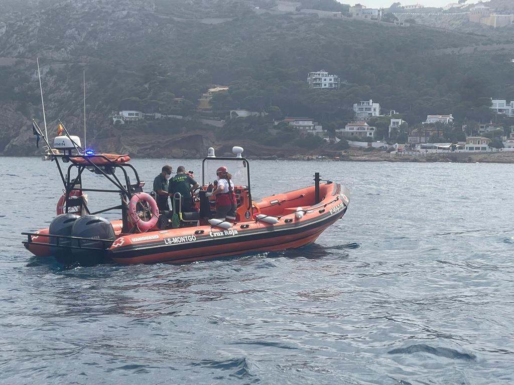 Unidad de Salvamento marítimo y la Guardia Civil tras la recuperación del cuerpo.