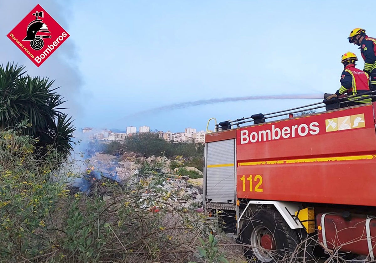 Imagen de las labores de extinción en el incendio de La Vila Joiosa
