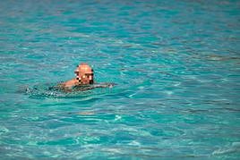 Imagen de archivo de una persona tomando un baño.