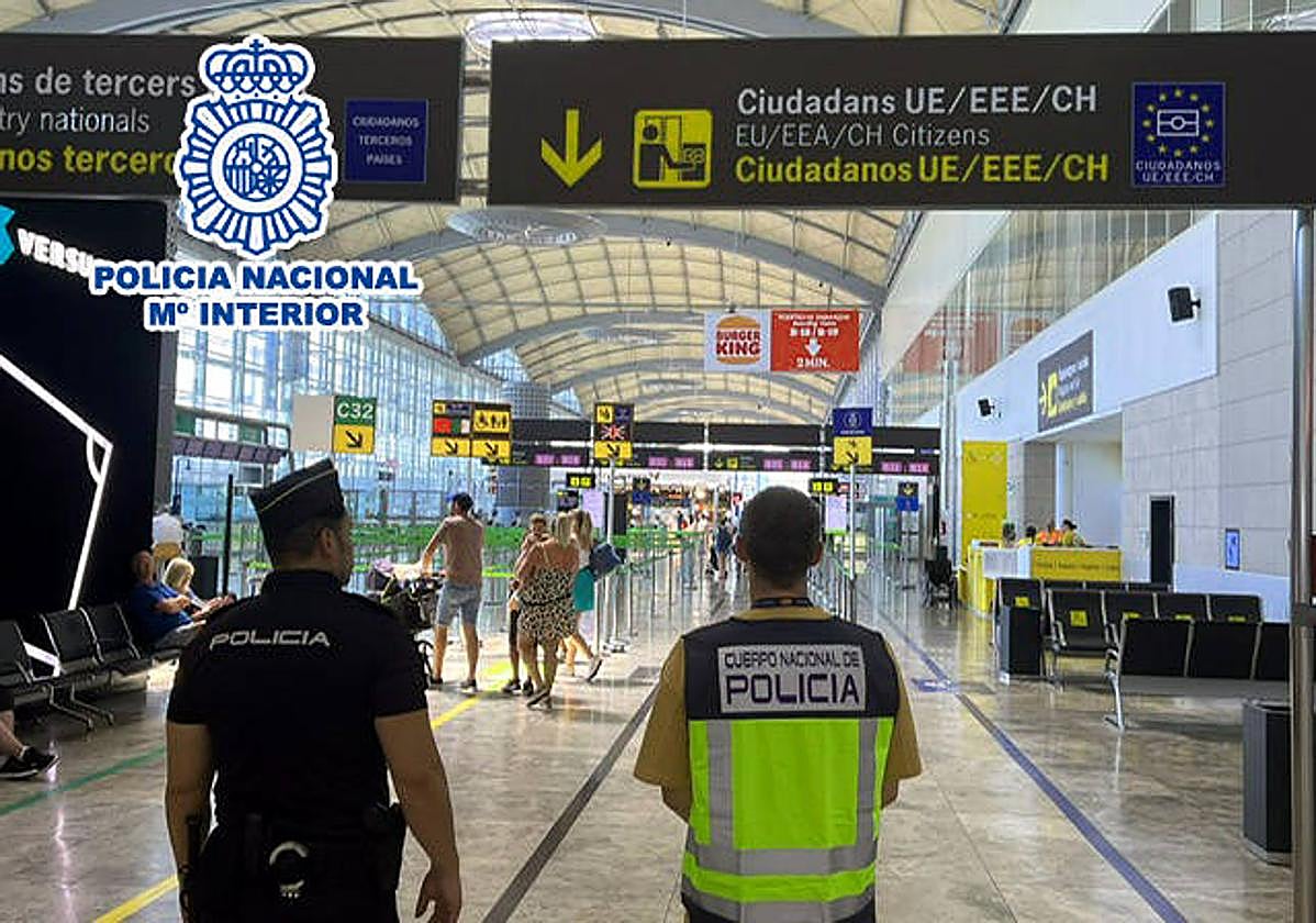 Dos agentes en su trabajo en el aeropuerto de Alicante.
