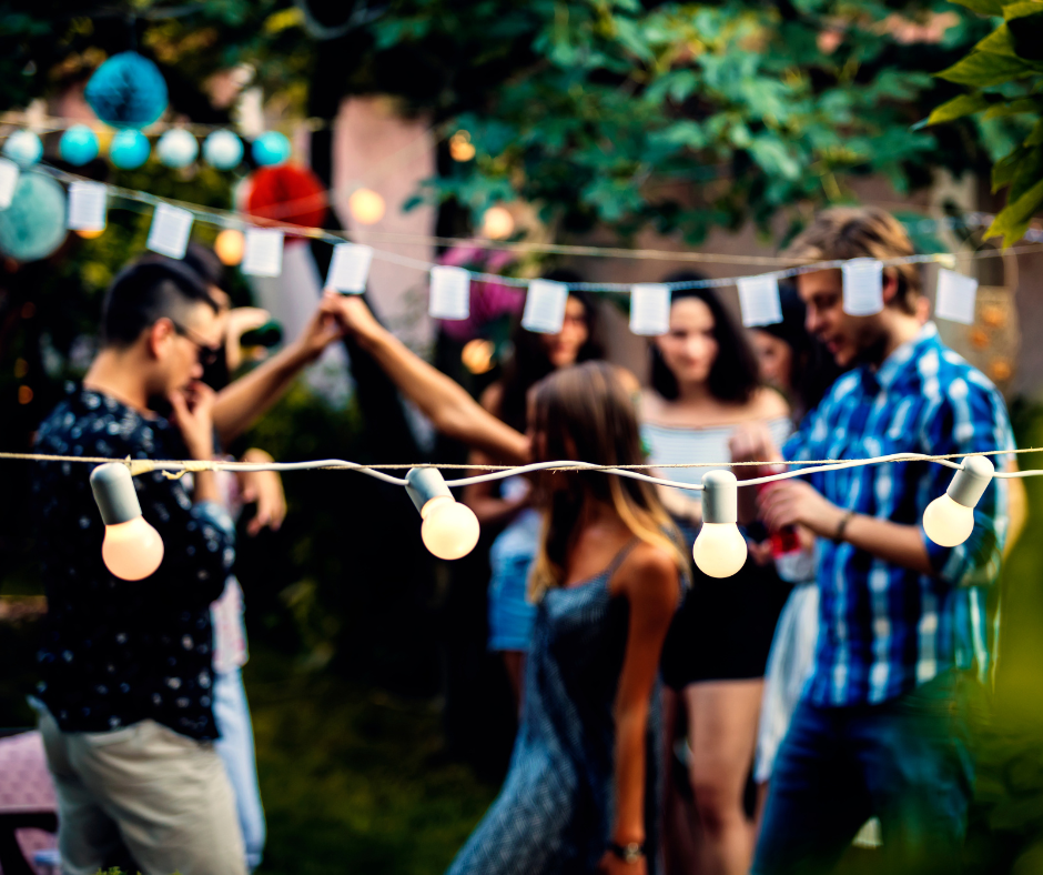 Personas disfrutando de una fiesta al aire libre