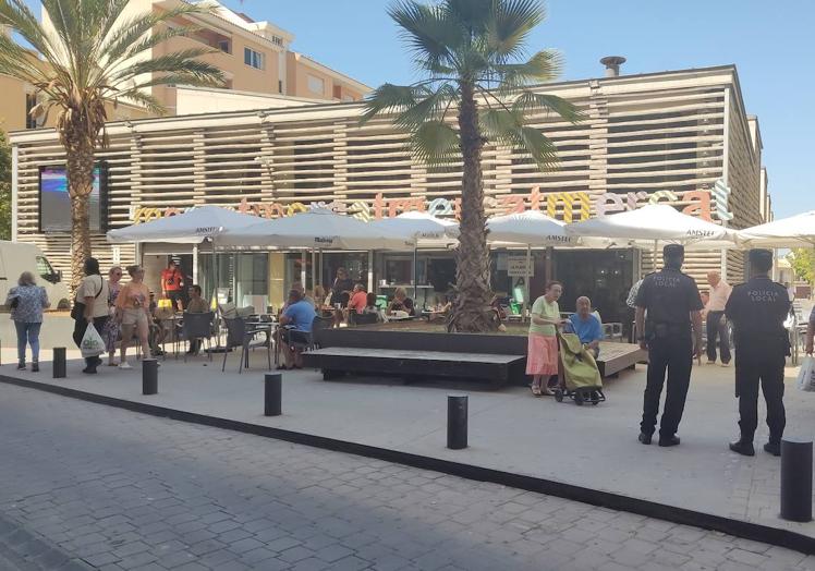 Imagen principal - Agentes de la Policía Local de La Vila Joiosa en el Mercado Central, la playa Paradís y el cementerio municipal.