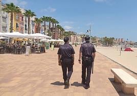 Agentes de la Policía Local de La Vila Joiosa recorren la playa Centro.