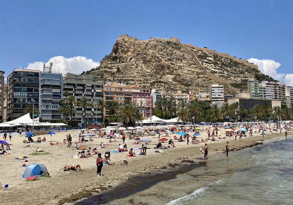 Playa del Postiguet un día del verano.