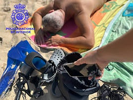 Representación de uno de los delitos más comunes duranta el verano: el hurto a bañistas.