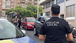 Un agente de la policía local de Elche.