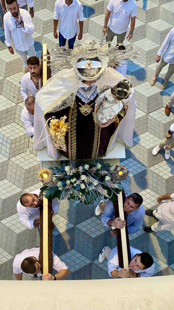 La procesión marinera acompaña a la Virgen del Carmen