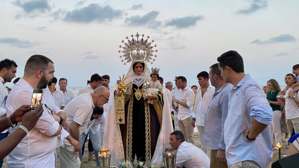 La procesión marinera acompaña a la Virgen del Carmen