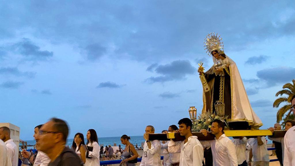 La procesión marinera acompaña a la Virgen del Carmen