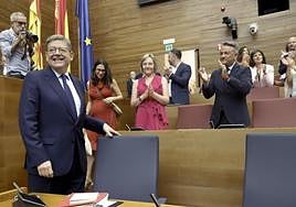 Los diputados socialistas recibieron con aplausos a Ximo Puig a su entrada al hemiciclo.