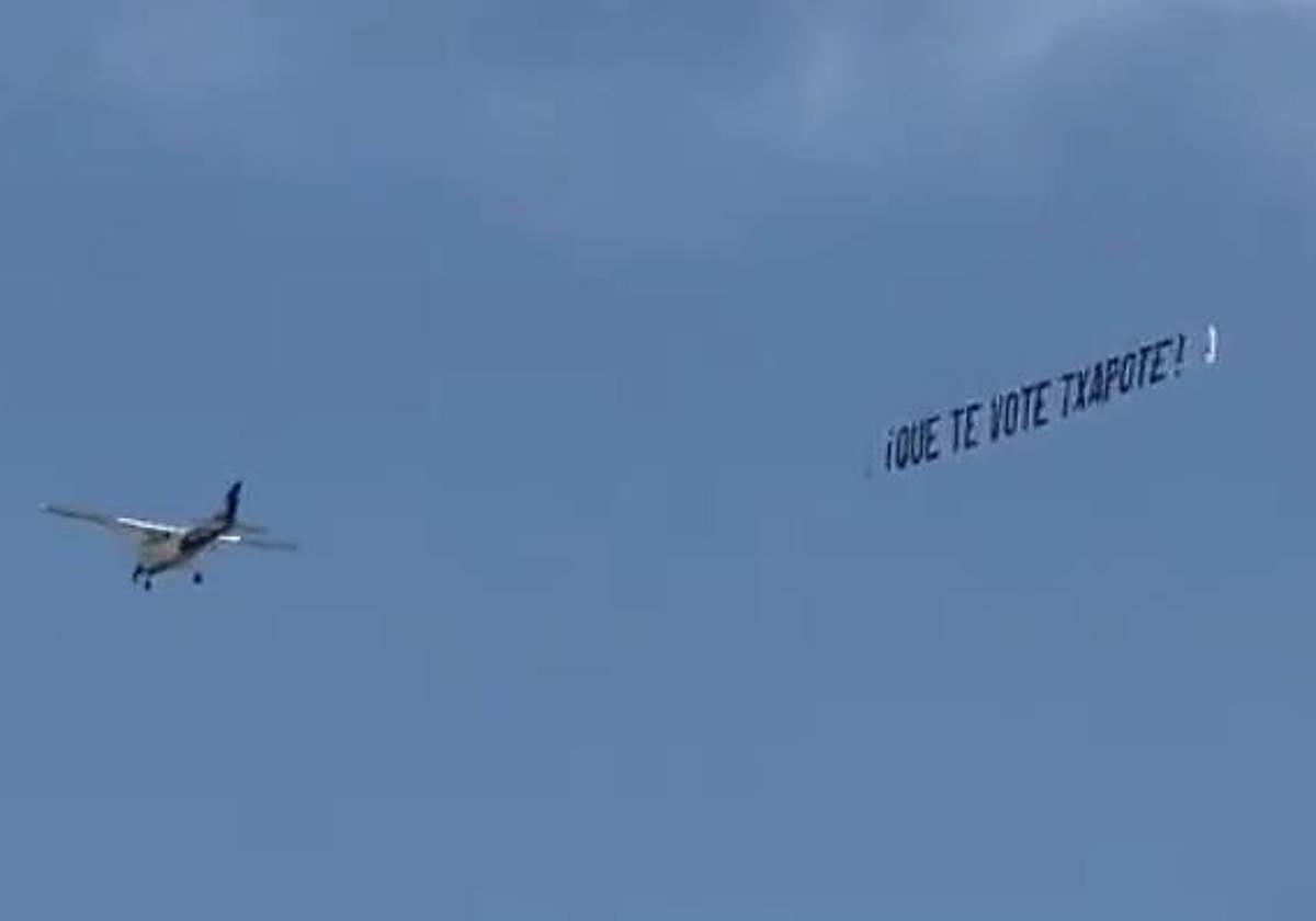 Avioneta con la pancarta «Que te vote Txapote».