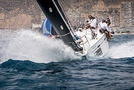 Una de las embarcaciones durante la competición de vela