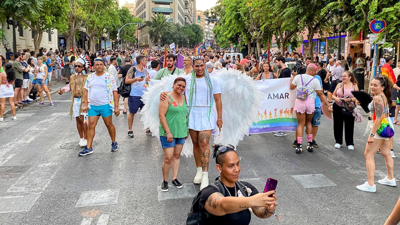 Multitudinario Orgullo LGTBIQ+ en Alicante