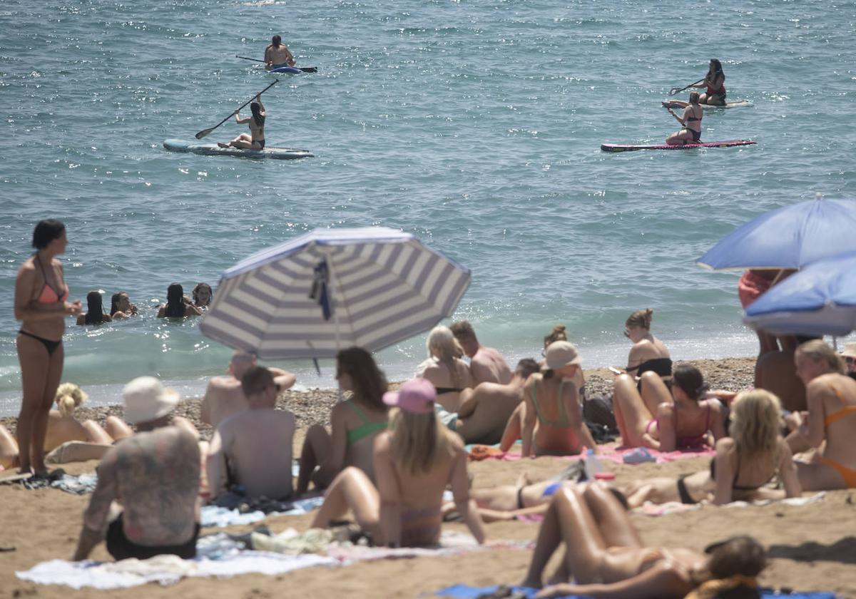 Bañistas en la playa.