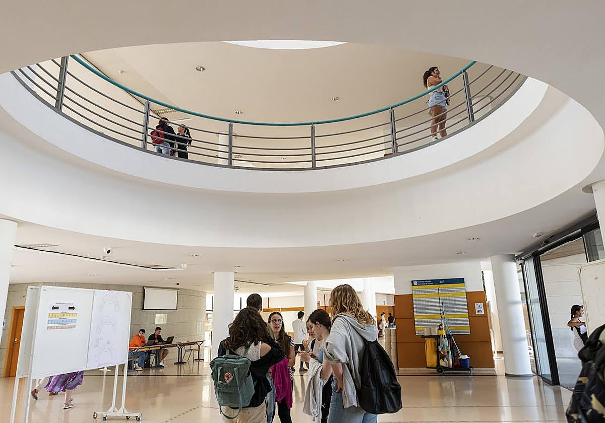 Estudiantes en el Aulario 2 de la Universidad de Alicante.