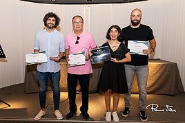 Los ganadores del concurso posan junto a sus respecticos reconocimientos.
