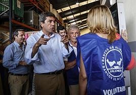 Carlos Mazón, durante su visita al Banco de Alimentos de Valencia.