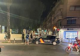 Varios viandantes se agolpan frente a la calle del suceso momentos después de la agresión.