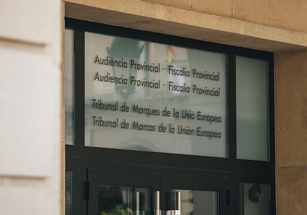Puerta de la Audiencia Provincial de Alicante.