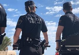 Imagen de archivo de varios policías locales de Elche.