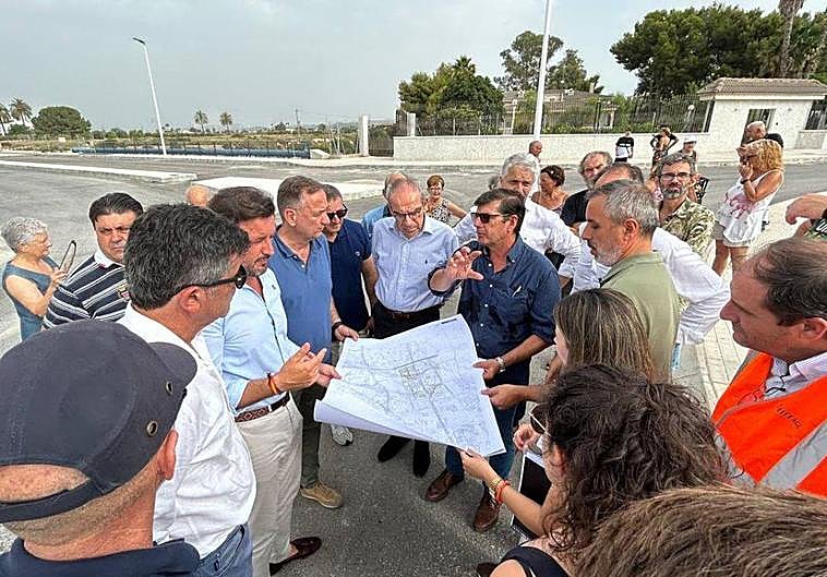 El alcalde y los concejales, con los vecinos.