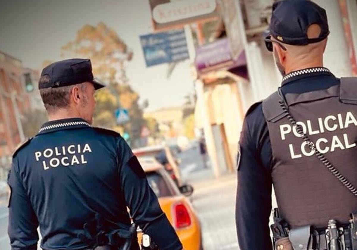 Dos policías locales de Elche patrullan por la ciudad.