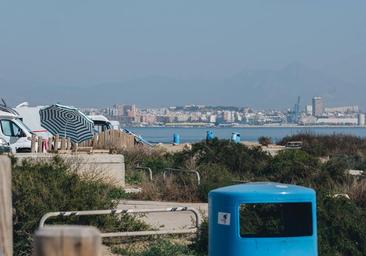 Salvan la vida a dos bañistas hallados flotando boca abajo en las playas de San Juan y Urbanova