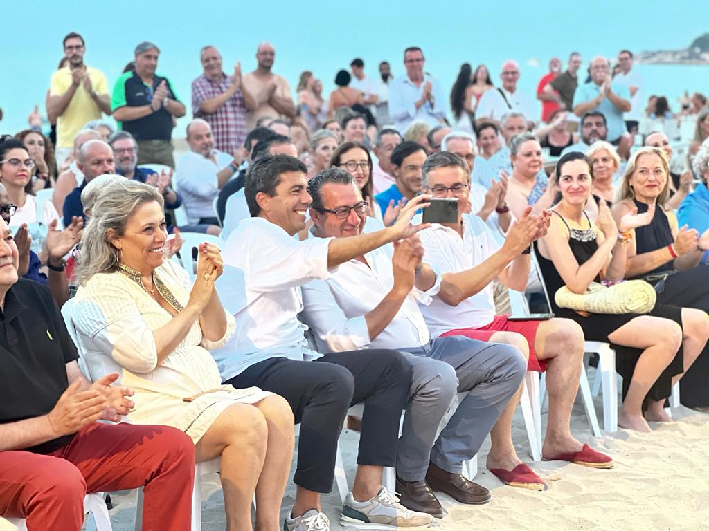 El acto del PP ha tenido lugar sobre la arena de la playa.