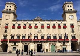 Fachada del Ayuntamiento de Alicante.