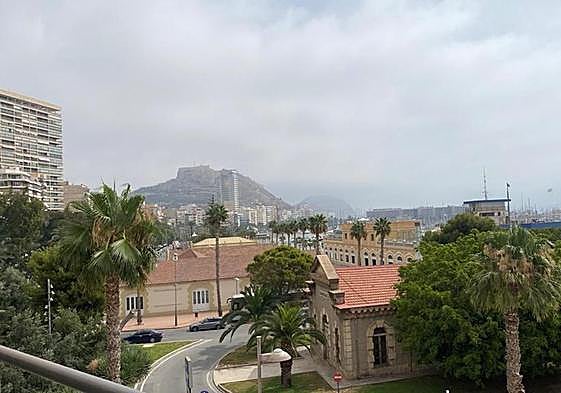 Varias mujeres se protegen con paraguas del calor en plena ola.