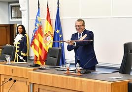 Toni Pérez con la vara de mando de la institución provincial.