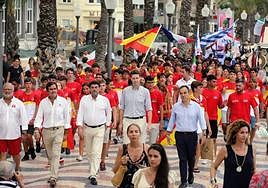 Las autoridades abren el desfile de los equipos participantes en el Mundial de Vela 420 por la Explanada.