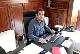 Francés posa ante el escritorio desde el que comenzó a gobernar Alcoi en 2011.