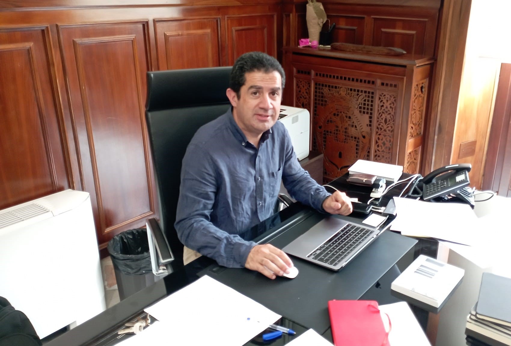 Francés posa ante el escritorio desde el que comenzó a gobernar Alcoi en 2011.