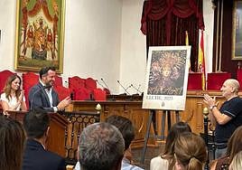 Presentación del cartel de las fiestas de Elche 2023 con la edil de Festejos, el alcalde y el artista Antonio Mora.